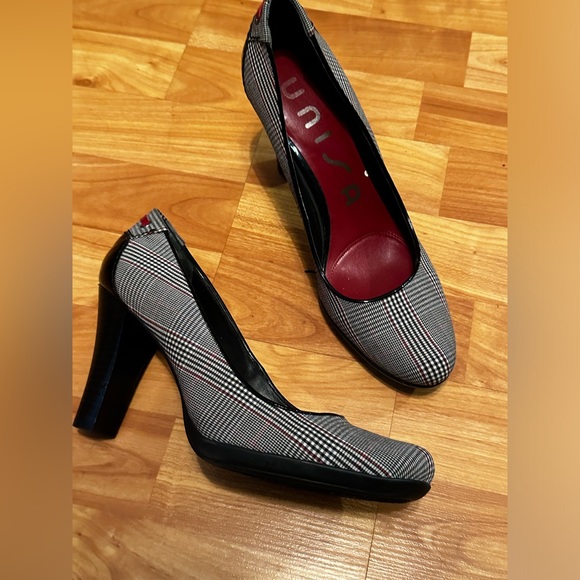 Size 8 Unisa black gray and red houndstooth 3.5” heel - Picture 1 of 6